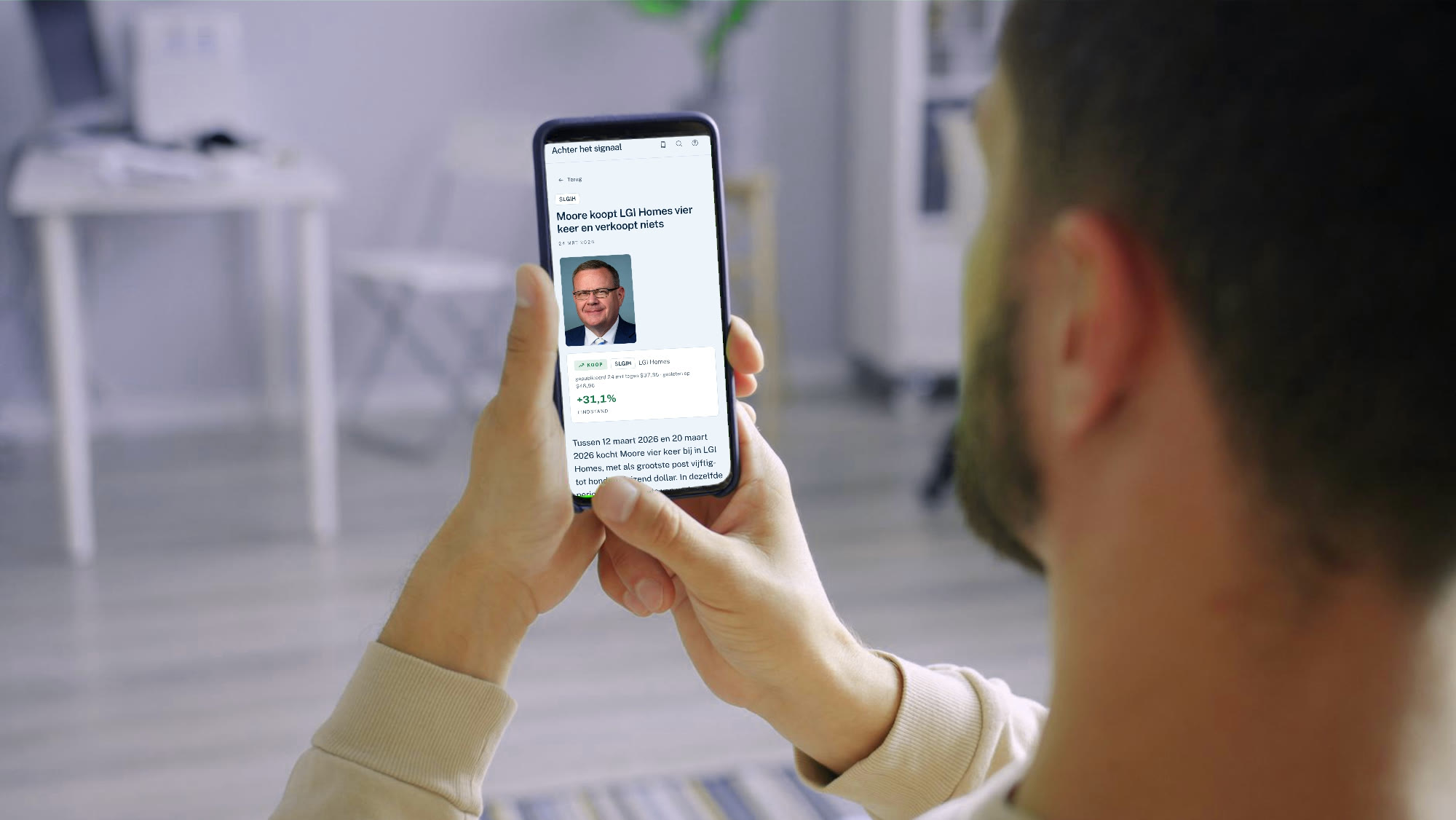Over de schouder van een man die een signaal leest in de app van Seinr